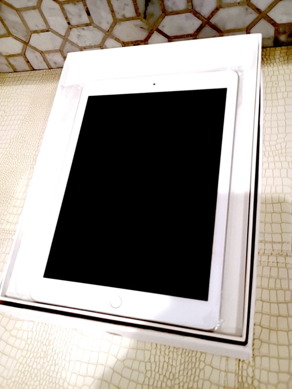 Apple iPad (6th Generation) A1954 32 GB, Wi-Fi + 4G, 9.7 in-Silver 88% Battery